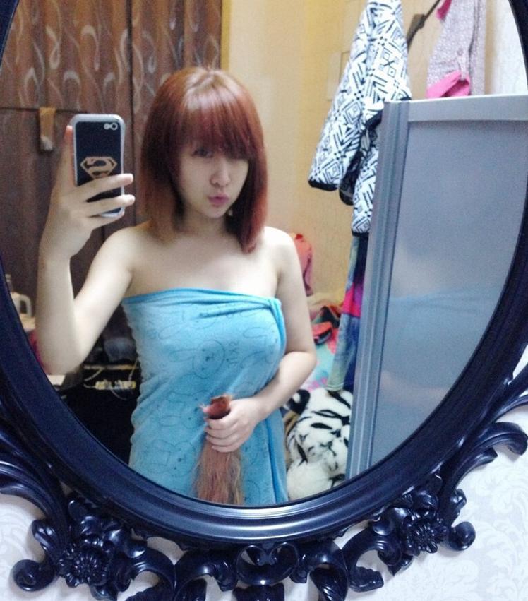 图为美女台球裁判裹浴巾自拍.