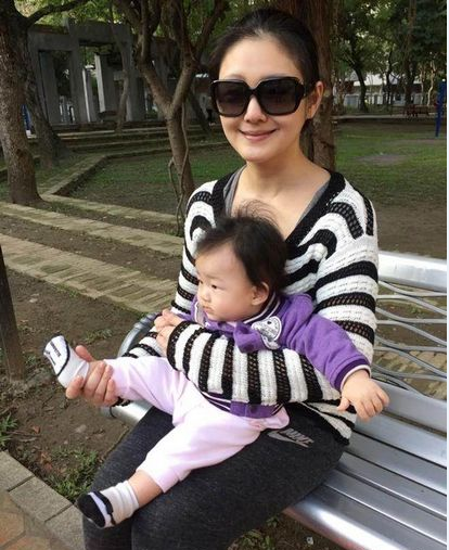 大s抱女儿自嘲"宿醉肥婆" 大呼:我脸很紧实(图)