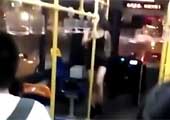 广东公交上女子穿暴露裙扭跳钢管舞 乘客看呆