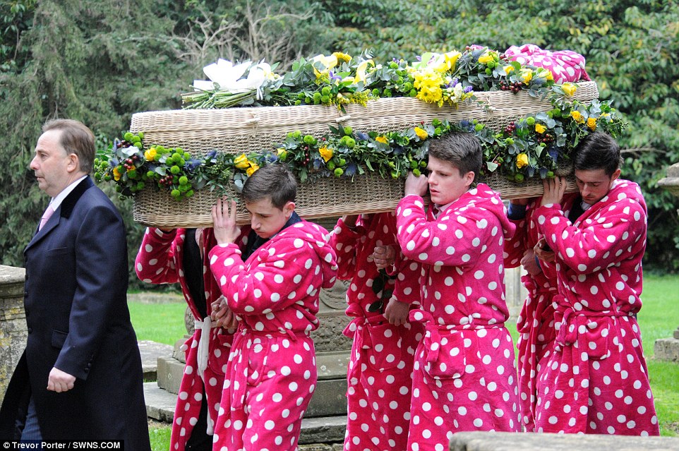 英国数百人穿粉色波点<em>睡衣</em>出席少年葬礼-中国