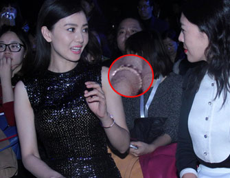 高圆圆穿紧身礼服亮相