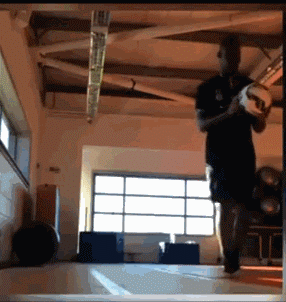 巴神室内踢水瓶苦练射术 稳稳击中后振臂高呼|图