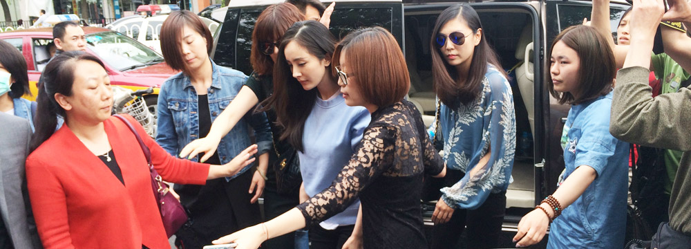  杨幂现身派出所就不雅视频报案 表情严肃 