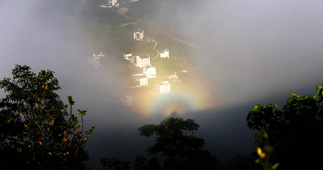 黄山石潭现“佛光”美景