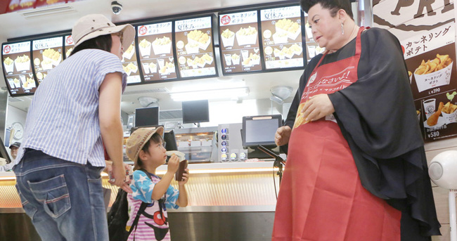 日本肯德基雇巨型智能机器人做店长