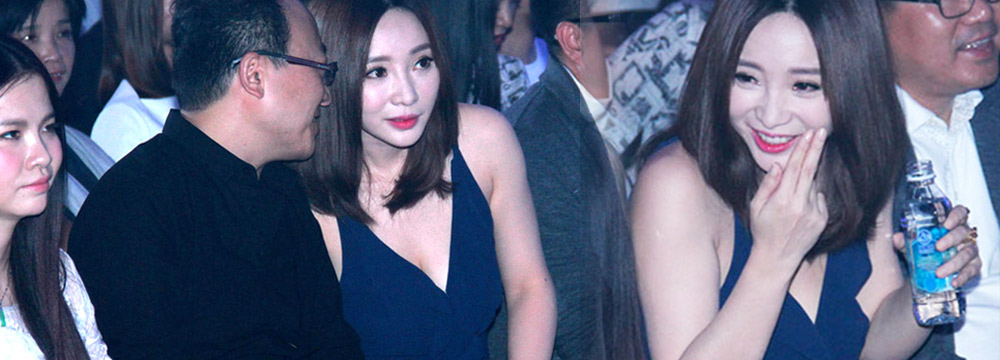 柳岩着深V裙与老总热聊 妩媚动人