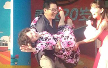 秦汉一把抱起了归亚蕾……