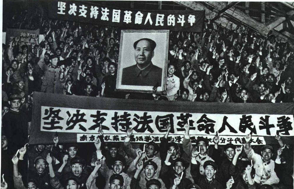 5月21日至25日，除台湾和西藏外，全国二十多个省、自治区省会首府、直辖市都举行了20万至100万人的游行示威和集会，北京群众的游行队伍在三天内经过天安门广场的就有2000万人次，一直波及到地、县级市镇。图为1968年中国工农兵学游行支持法国学生运动。