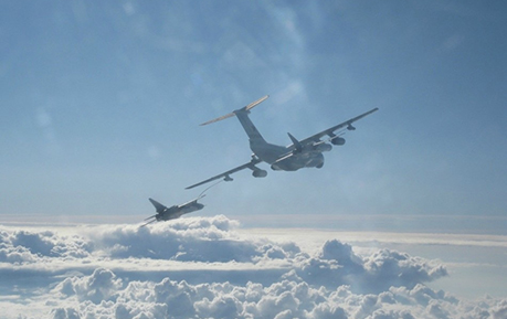 俄军战机对日做威胁动作 空中决斗