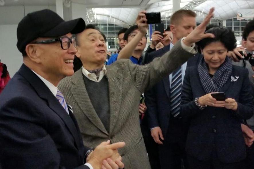 李嘉诚与红颜知己周凯旋为赴以色列游学团送行