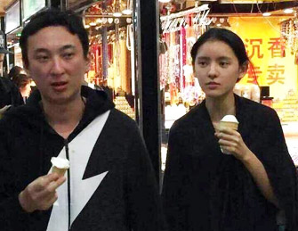 王思聪与女友十指紧扣逛街被拍