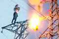 女子高压电塔上脱衣触电 爆出火球坠落地面