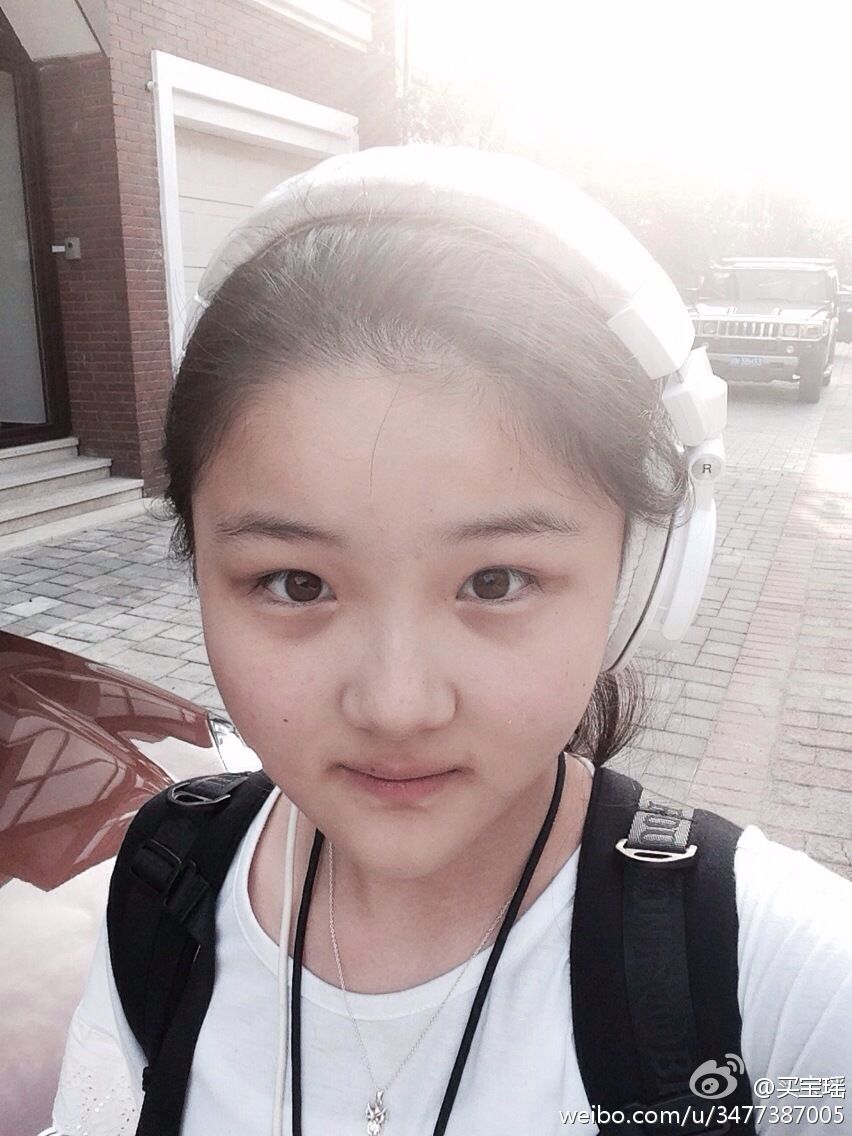 孙楠大女儿买宝瑶晒生活照 长相酷似爸爸