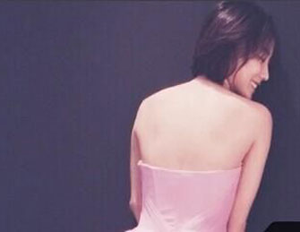 王珞丹穿婚纱 半露美背
