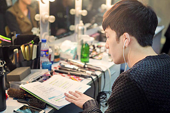 井柏然《相爱》花絮照曝光 化妆间内安静读剧本(图)_凤凰娱乐