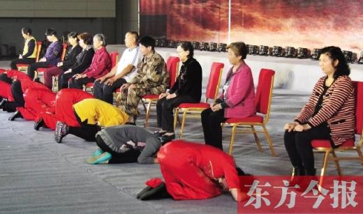 上海一学校办孝敬节 800多学生跪父母(图)