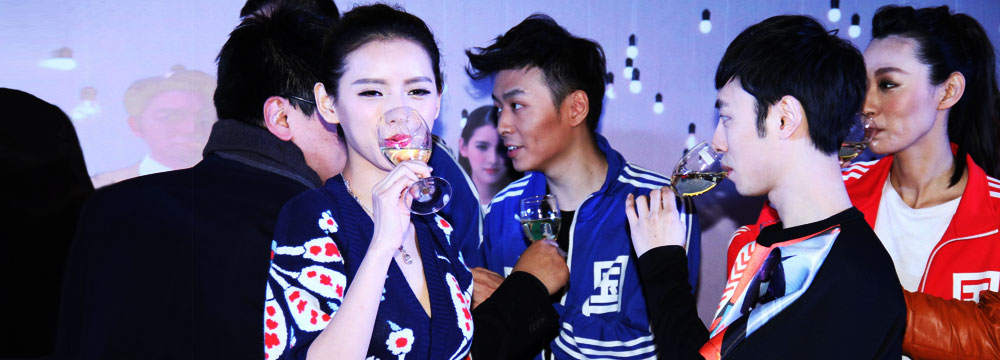 王思聪前女友分手后出席活动 与男搭档豪饮