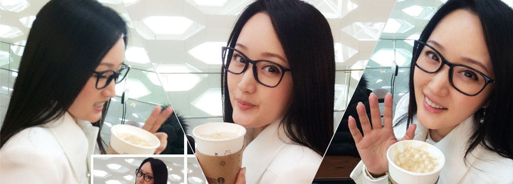 43岁杨钰莹咖啡馆自拍 戴黑框眼镜如文艺女学生