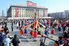 朝鲜民众庆祝农历新年到来