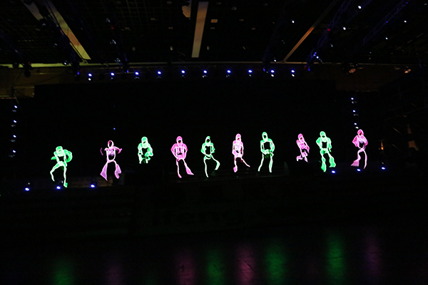 从不疯狂就死亡到飞越feng人愿 凤凰网年会拥