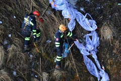 他们冒生命危险悬崖下捡垃圾