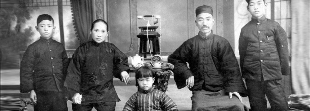 张艺谋家族旧照曝光 老宅堪比乔家大院