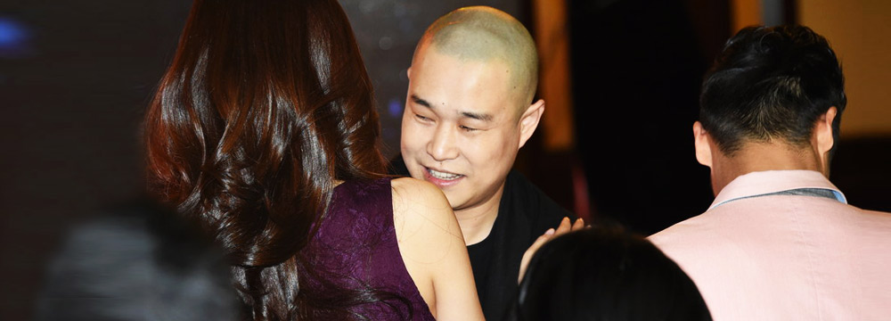 小沈阳光头亮相《将错就错》记者会 与熊黛林热拥