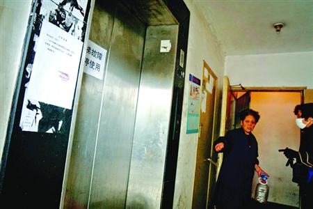 上海：56岁女子凌晨死在电梯内 头被卡电梯门间(图)