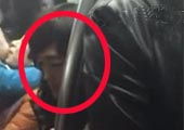 实拍北京男子装孕妇占座 起身假肚皮突掉落