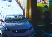 现场：女司机倒车撞入超市碾到路人 受惊蹲地痛哭