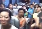 实拍泰国导游教中国游客说泰语 用“吃翔”羞辱