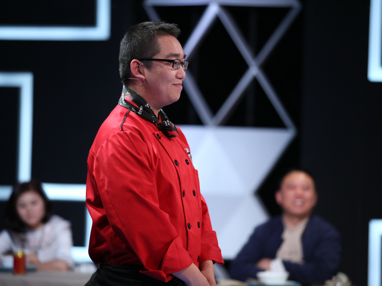 烹饪教师闫梦琪创新菜品太极金碗，刚柔并济夺得评委赞赏。