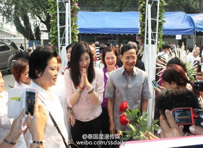 【转载】英拉现身清迈佛寺布施 放生上万条鱼 图(1/8)