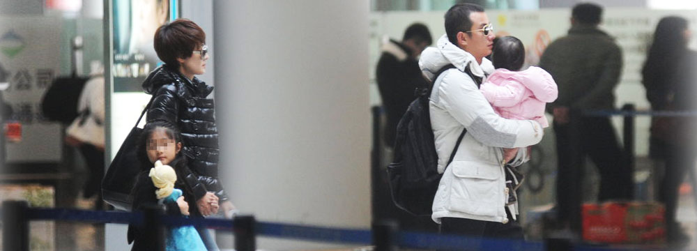 文章与马伊琍合体现身 全程紧抱小女儿