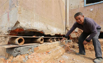 	
工人们将1700平米房子整体搬走 每日只能移动七八米
