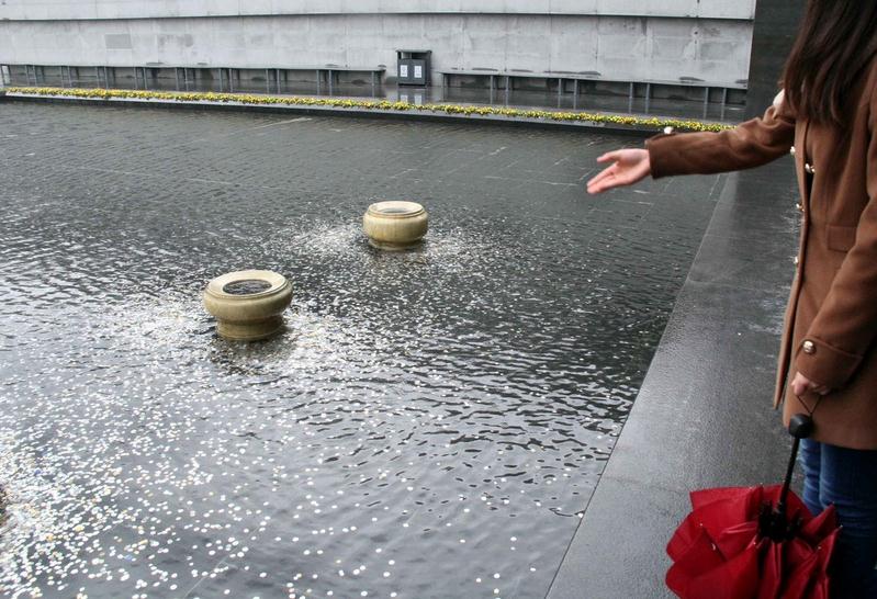 游客往水池投硬币