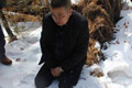 中国公民遭蒙古极端组织羞辱 被迫在雪地下跪