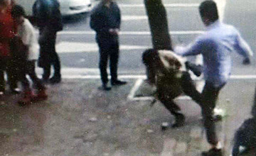 广东：城管脚踢女小贩现场画面