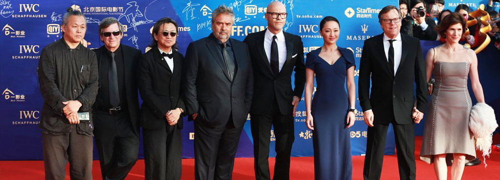    直击第五届北京国际电影节开幕红毯 评审周迅低胸裙霸气    