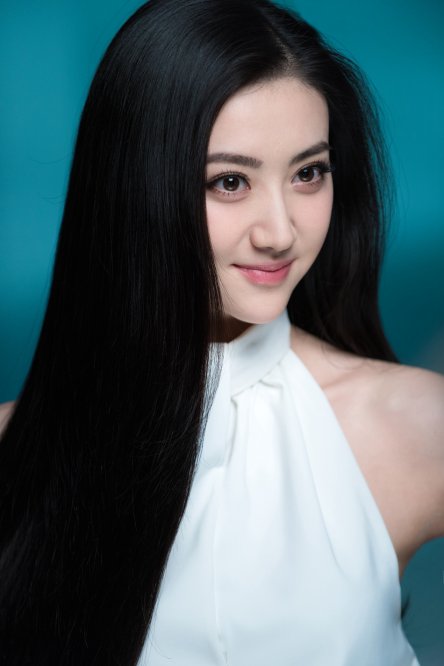 景甜拍摄现场照公开 手撩秀发笑嫣如花