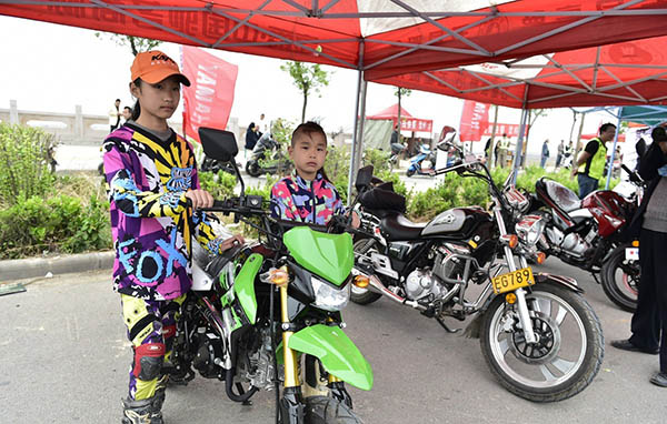 河南7岁孩子参加专业摩托车越野大赛(组图)