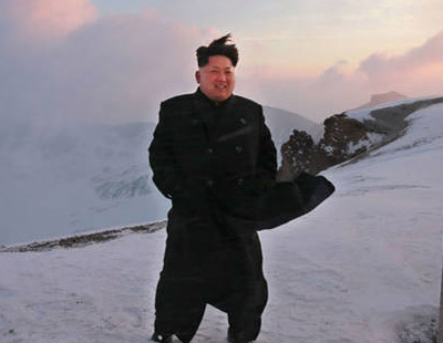 实拍金正恩凌晨率大批飞行员登白头山看日出