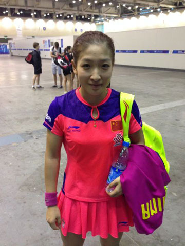 刘诗雯穿粉红战袍戴手链项链比赛 对手赞其最