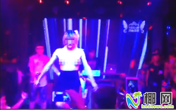 三亚一派出所附近现色情表演 人妖裸露上身挑逗男顾客_手机凤凰网