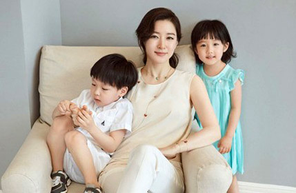 李英爱与双胞胎儿女最新写真