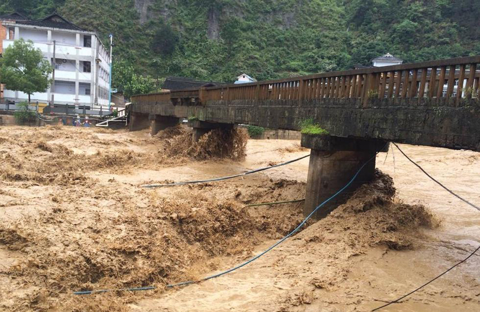 贵州雷山洪水:道路被冲毁 桥梁被冲塌-中国学网