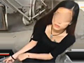 实拍貌美大一女生警局门口吸毒品