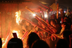 高三家长抢拜“神树”引燃瓦棚