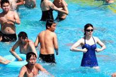 天津民众玩水躲避“烧烤”天气