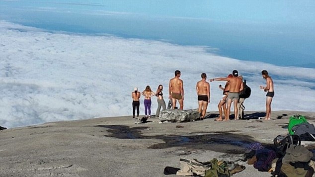 最新：马来西亚官方指责游客，拍裸照侵犯神山导致地震！